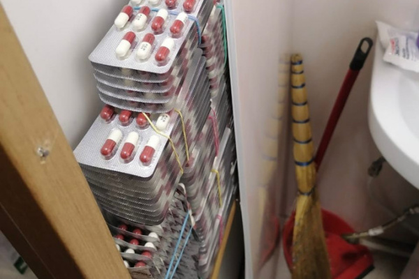 Владелица аптеки в Сочи прятала в стене туалета психотропные препараты