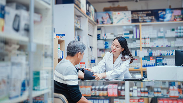 Минтруд продлит запрет для иностранцев на работу в аптеках