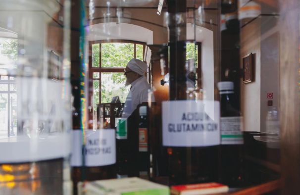 Продавали духи, яды и сборы для аппетита: изучаем историю старейшей аптеки Челябинска